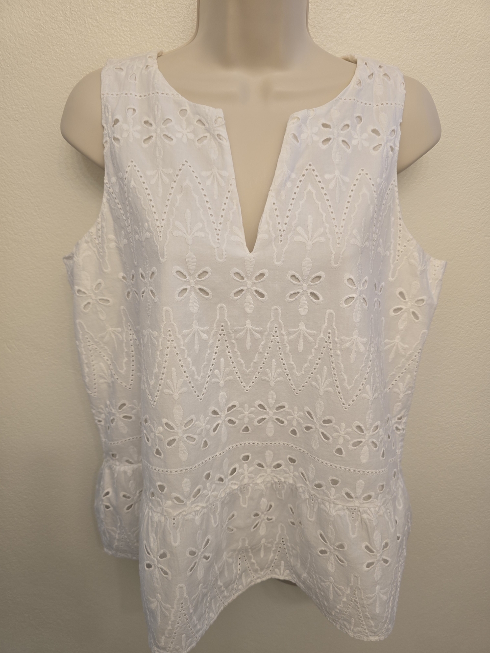 EUC Loft Outlet Ladies White Eyelet Sleeveless V-Neck Top